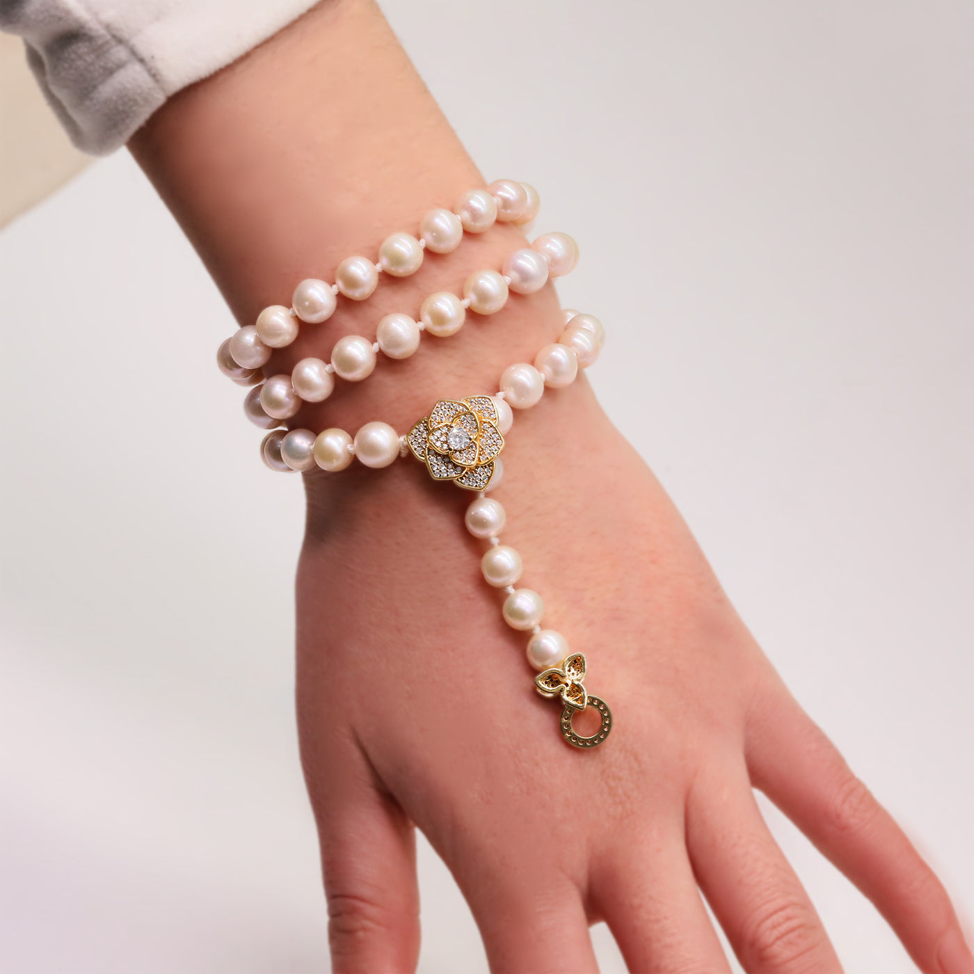 Elegant 7-8cm round real white natural pearl necklace with floral clasp and retractable chain - Ladies versatile fashion necklace for everyday wear and special occasions, ideal gift for  loved ones and mothers, with gift box[XL-2501White-01]